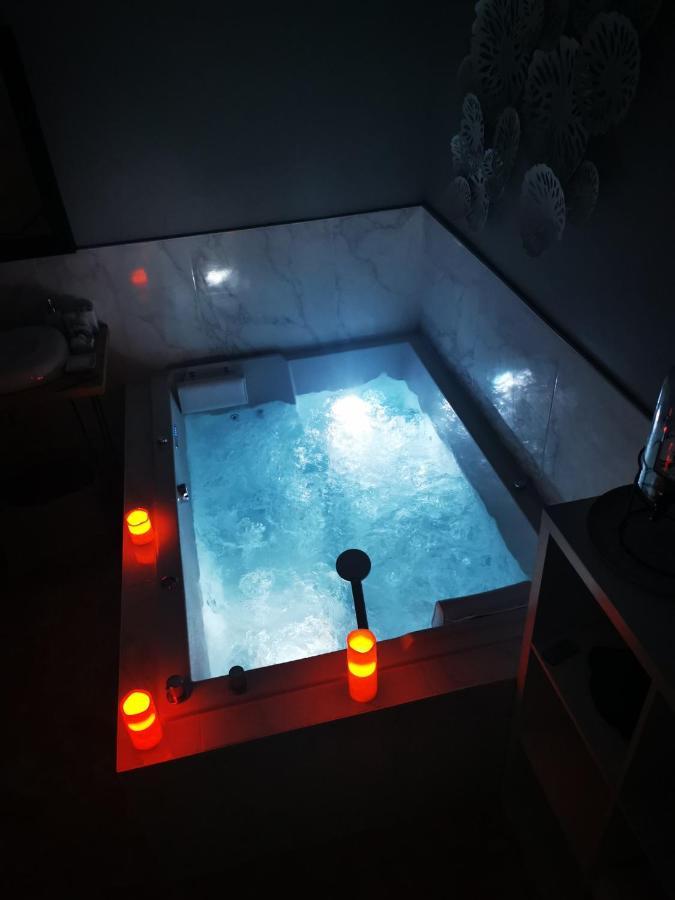 Spabyelleetlui Spa Rouge Ou Bleu Mouscron Exterior photo
