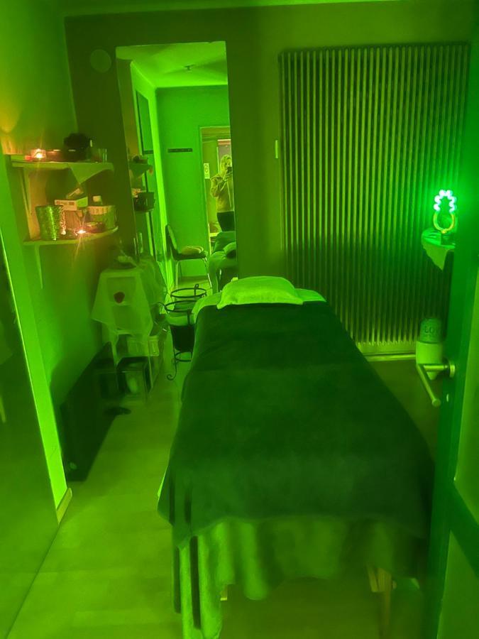 Spabyelleetlui Spa Rouge Ou Bleu Mouscron Exterior photo