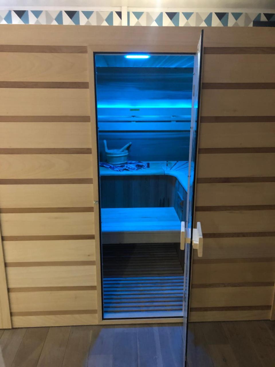 Spabyelleetlui Spa Rouge Ou Bleu Mouscron Exterior photo