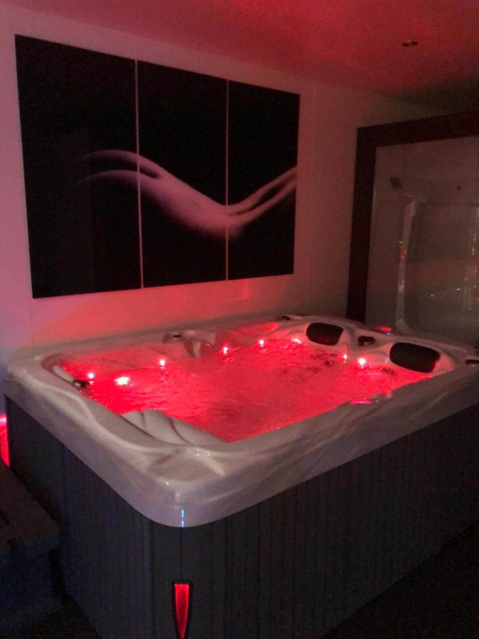Spabyelleetlui Spa Rouge Ou Bleu Mouscron Exterior photo